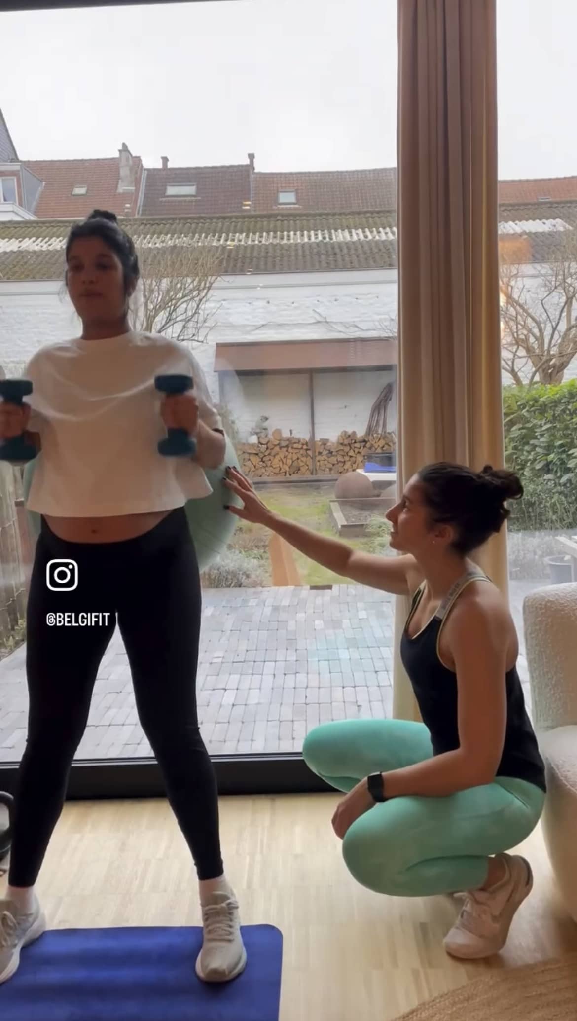 Femme enceinte coachée par Laura, professeure de fitness et yoga à mont saint-guibert